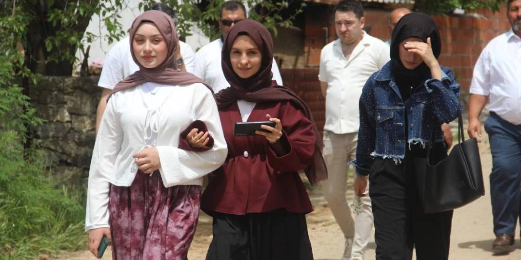 Evlenmek isteyen bu köye koşuyor! Gençleri ‘Aşıklar Sokağı’nda’ buluşturan gelenek 5